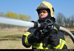 K požáru rákosí a trávy v Dubči si hasiči museli prořezat přístupovou cestu