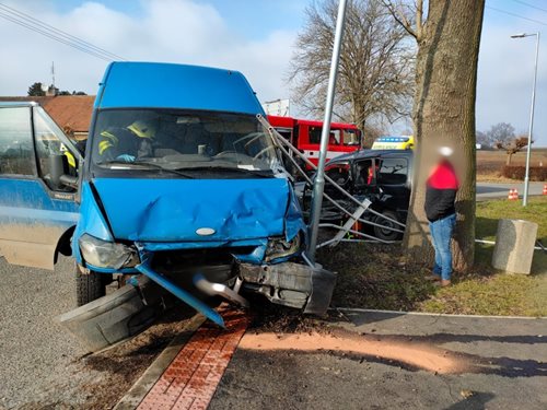 Po nehodě dvou vozidel vyprostili hasiči jednu osobu