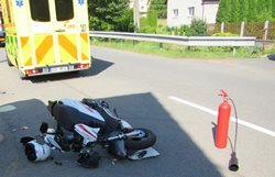 Při nehodě na  Zlínsku byli zraněni řidič skútru i spolujezdec. Na místo byl vyslán vrtulník letecké záchranné služby