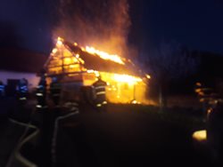 Požár zachvátil střechu rodinného domu v Huslenkách na Vsetínsku