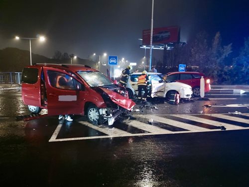 Srážka tří aut na Mladoboleslavské: hasiči vyprošťovali zraněnou osobu