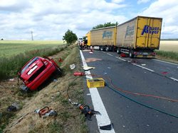 Smrtelná nehoda u Horní Lukavice na Plzeňsku. Řidička střet s kamionem nepřežila.