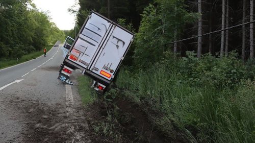 Kamion zamířil přímo na dva chodce. Před střetem museli na poslední chvíli uskočit