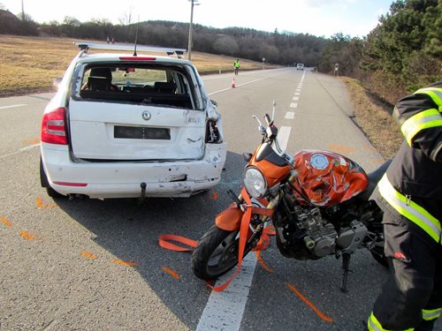 Zraněného motorkáře transportoval do nemocnice vrtulník.