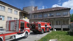 V Sušici požár sklepů vyhnal obyvatele z bytů