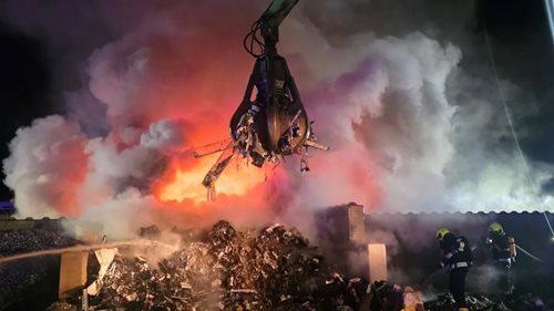 Plameny ve sběrných surovinách zaměstnaly desítky hasičů