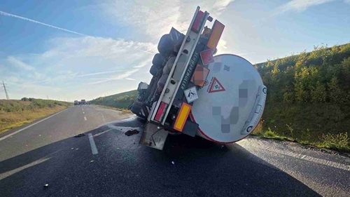 Po nehodě unikala z cisterny nafta i benzín. Hasiči vyhlásili druhý stupeň požárního poplachu