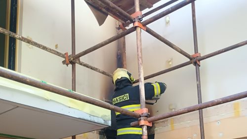 Plameny zachvátily rozestavěnou dřevostavbu. Hasiči zabránili větším škodám