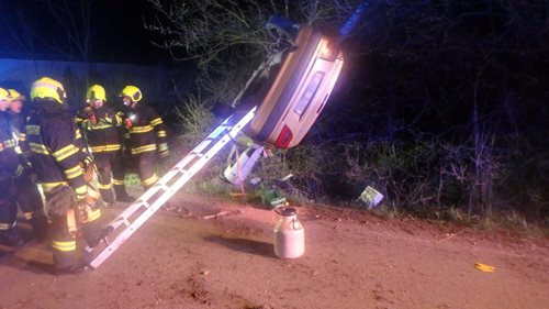Po nehodě zůstal automobil zaklíněn na sloupu veřejného osvětlení