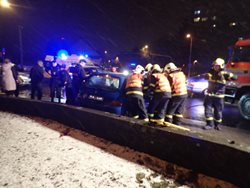 Vyprošťování spolujezdce u nehody dvou aut ve Frýdku-Místku