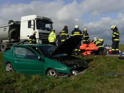 V místě dopravní nehody v Plzeňském kraji hasiči zastavili provoz, aby mohl na silnici bezpečně přistát vrtulník Lékařské záchranné služby 