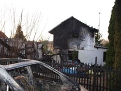 Šest jednotek hasičů zasahovalo dnes nad ránem u požáru rodinného domu , garáže a tří automobilů v Budčevsi na Jičínsku 