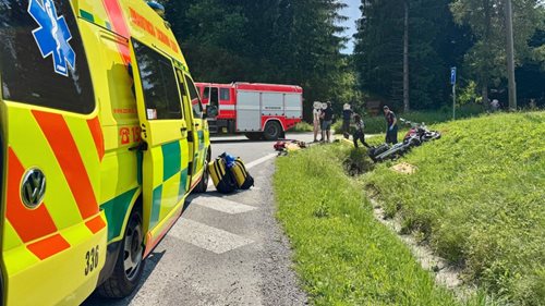 Motocyklista po střetu bojoval o život. Do horské oblasti vzlétl záchranářský vrtulník