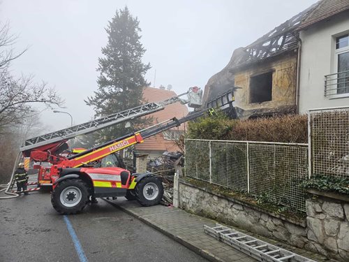 Požár domu plného odpadu vyčerpal hasiče, zásah měl zásadní následky