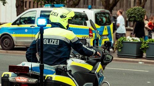 Opilý 17letý řidič jel kruhovým objezdem v protisměru. Při čelním střetu se zranila těhotná žena