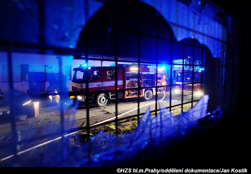 Požár odpadu v domě určeném k demolici v Praze 3 likvidovaly dvě jednotky