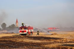 Devět jednotek hasičů likvidovalo požár lisu a balíků slámy