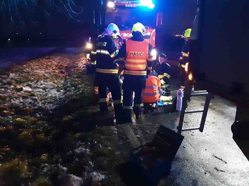 I přes rychlou pomoc zasahujících řidič po nárazu do stromu nepřežil