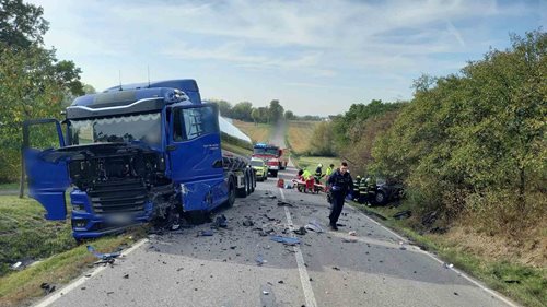 Kamion se srazil s osobním autem. Zaklíněného řidiče hasiči vyprostili za necelých deset minut