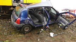 Řidič osobního auta vjel ve Všestarech pod kola projíždějícího vlaku