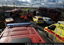 U nehody nákladního automobilu a autobusu v Praze na Kunratické spojce  zasahovaly dvě jednotky hasičů