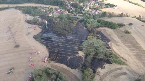Požár čtyř hektarů louky zaměstnal 19 jednotek. Vyhlášen byl třetí stupeň poplachu