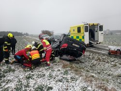 Nehody nákladních aut, sypače i zavřená silnice v Orlických horách