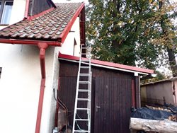 Hasiči zachránili v Raškovicích na Frýdecko-Místecku ženu, která spadla při úpravě sedlové střechy