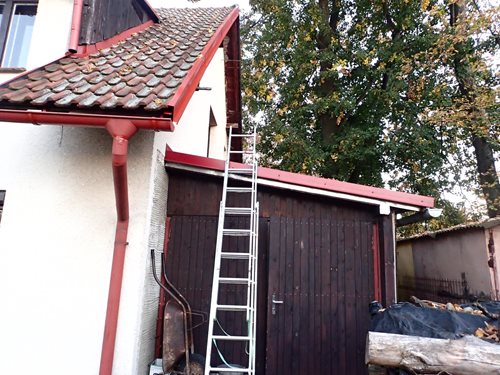 Hasiči zachránili v Raškovicích na Frýdecko-Místecku ženu, která spadla při úpravě sedlové střechy