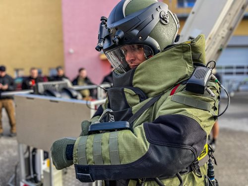 Pyrotechnici a hasiči cvičili s výškovou technikou