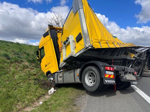 Havárie nákladní soupravy na D7 na Kladensku