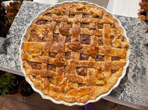 Sváteční hasičské adventní pečení: Tradiční skořicový jablečný koláč pro první neděli