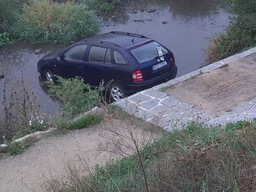 Osobní auto skončilo v řece, hasiči jej vyzvedli jeřábem