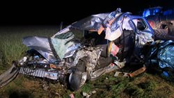 Tragická nehoda dvou osobních vozidel a traktoru