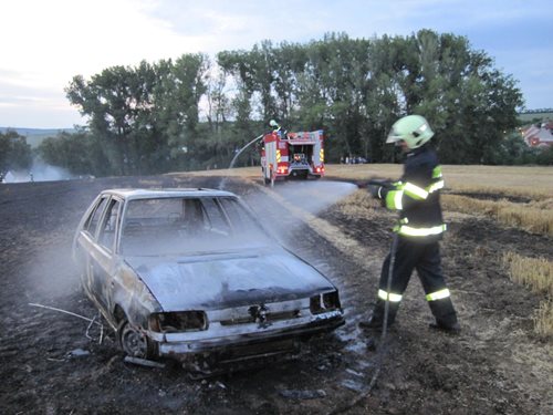 Vozidlo na poli v neděli hořelo i na Uherskohradišťsku