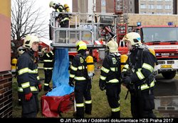 Taktické cvičení pražských hasičů na požár ve výškové budově proběhl v bývalém hotelu Opatov