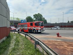 Z poškozených kontejnerů unikala kyselina, hořlavá kapalina a pryskyřice