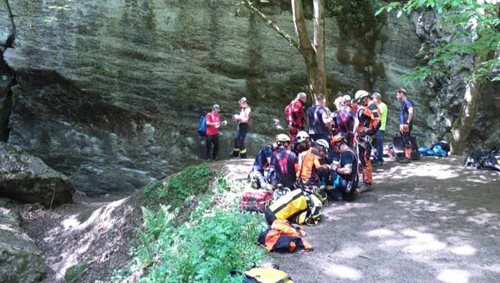 Pět speleologů uvázlo v jeskyni. Záchranáři je dostali ven po šesti hodinách