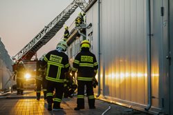 Pět hodin hasiči zasahovali u požáru