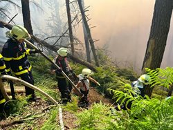 Šedý kouř valící se z požáru z Hřenska zasáhl i Pardubický kraj