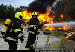 Šedesát hasičů z několika jednotek likvidovalo požár v pražských Kunraticích. VIDEO/FOTO