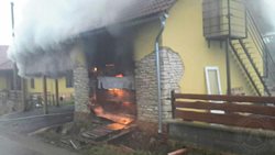 Požár kolny u domu likvidovalo pět jednotek hasičů