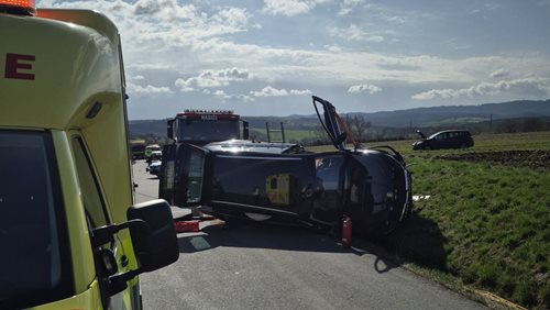Střet vozidel skončil vyprošťováním zraněného řidiče