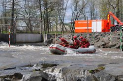 Opavští profesionální hasiči cvičili zásah na tekoucí a divoké vodě