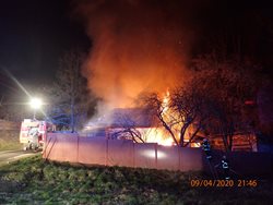 K požáru střechy rodinného domu vyjelo šest jednotek hasičů. Aktualizace
