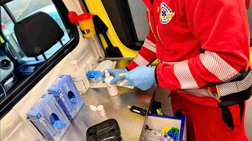 Senior na kole utrpěl po střetu s autem život ohrožující poranění hlavy. Zasahoval vrtulník