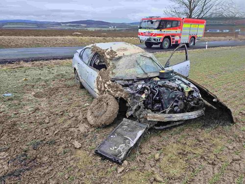 Osobní vozidlo vyjelo ze silnice a zastavilo se na poli