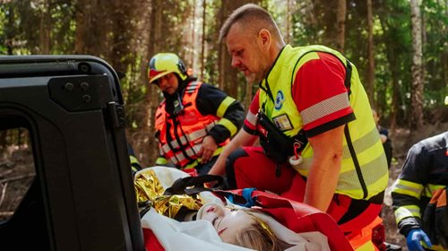 Požár lesa a zranění v terénu. Záchranáři trénovali zásah v náročných podmínkách