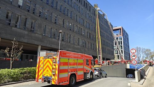 Rozsáhlý požár budovy omezuje dopravu a vyžaduje evakuaci