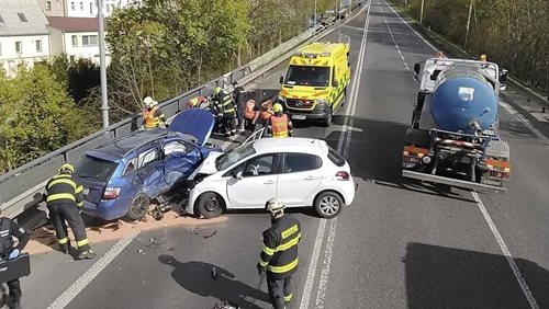 Vážný střet vozidel ochromil dopravu a vyžádal si zranění